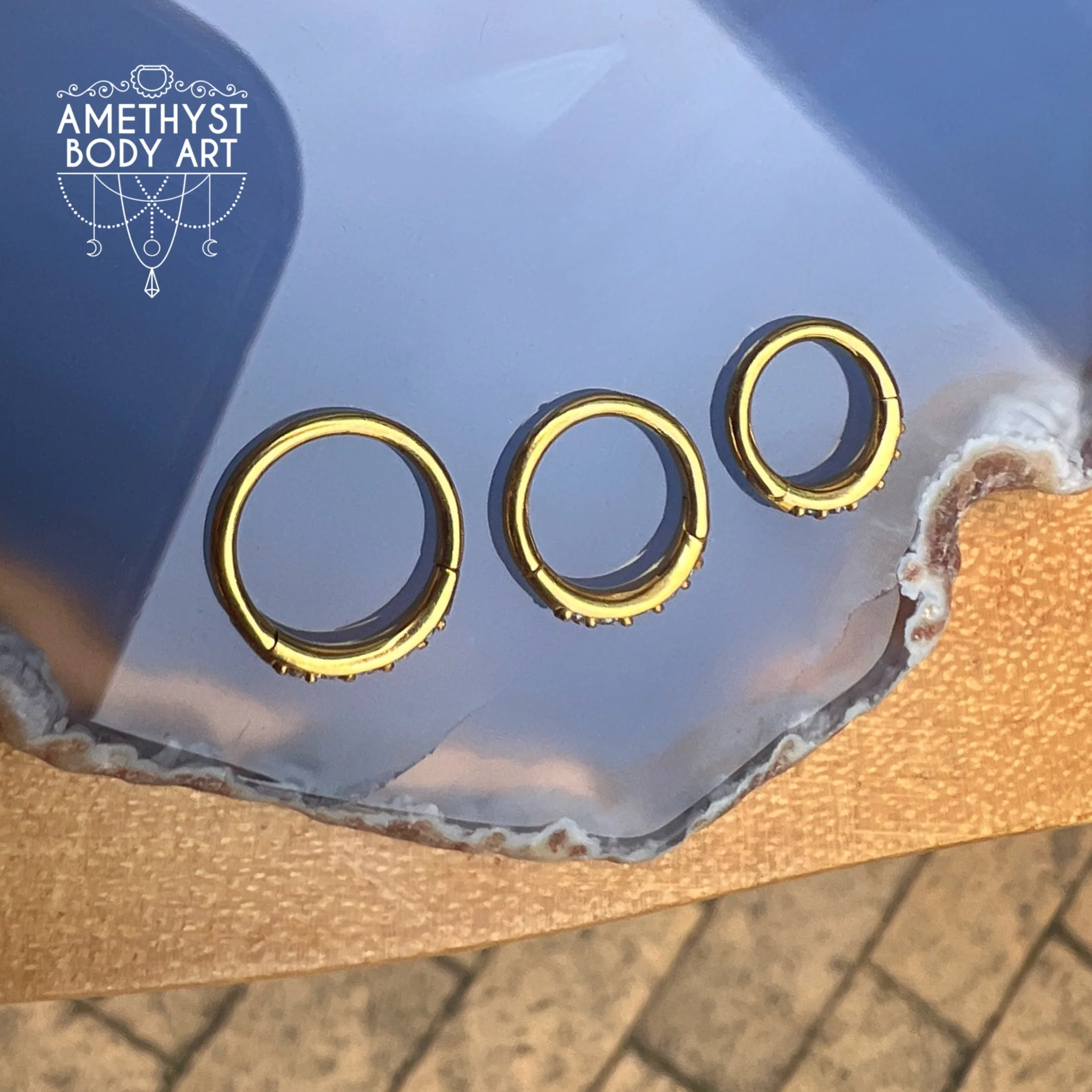 YG Hinged Segment 16g/1.2mm Ring Ring with 5 Prong-Set Cubic Zirconias - Image 2